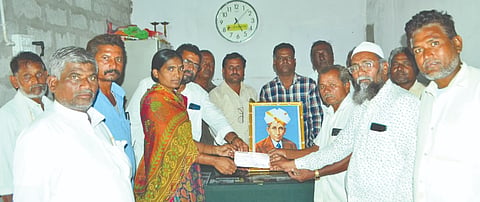 ಶಹಾಪುರದ ತಹಸಿಲ್ ಕಚೇರಿಯಲ್ಲಿ ಶನಿವಾರ ನಡೆದ ವಿವಿಧ ರಾಜಕೀಯ ಪಕ್ಷಗಳ ಮುಖಂಡರ ಸಭೆಯಲ್ಲಿ ತಹಸೀಲ್ದಾರ್ ಸಿದ್ಧಾರೂಢ ಬನ್ನಿಕೊಪ್ಪ ಮಾತನಾಡಿದರು. ಇಆರ್‌ಒ ವೀರೇಶ್ ಬಿರಾದಾರ ಇತರರಿದ್ದರು.