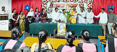 ಯಾದಗಿರಿ ನಗರದ ಶ್ರೀ ಹರಿ ಸ್ವತಂತ್ರ ಪದವಿಪೂರ್ವ ಕಾಲೇಜಿನಲ್ಲಿ ಗುರುವಾರ ಹಮ್ಮಿಕೊಂಡ ಪ್ರಥಮ ವರ್ಷದ ವಿದ್ಯಾರ್ಥಿಗಳಿಗೆ ಸ್ವಾಗತ ಹಾಗೂ ಕಾಲೇಜು ತರಗತಿ ಪ್ರಾರಂಭೋತ್ಸವ ಕಾರ್ಯಕ್ರಮವನ್ನು ರಾಮಕೃಷ್ಣ ವಿವೇಕಾನಂದ ಆಶ್ರಮದ ಧರ್ಮದರ್ಶಿ ಪಿ.ವೇಣುಗೋಪಾಲ ಉದ್ಘಾಟಿಸಿದರು. ಪತ್ರಕರ್ತ ಶಂಕ್ರಪ್ಪ ಅರುಣಿ, ಚಂದ್ರಕಾಂತ ವಂಕಮನಿ ಅಧ್ಯ ಸುಭಾಷಚಂದ್ರ ಮಾನೇಗಾರ, ಯಲ್ಲಪ್ಪ, ಬಸವರಾಜ ಜುಗೇರಿ ಇತರರಿದ್ದರು.