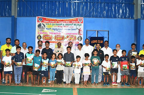 ಯಾದಗಿರಿಯಲ್ಲಿ ಭಾನುವಾರ ಆಯೋಜಿಸಿದ್ದ ಶಟಲ್​ ಬ್ಯಾಡ್ಮಿಂಟನ್​ ಪಂದ್ಯಾವಳಿಯಲ್ಲಿ ವಿಜೇತ ಆಟಗಾರರಿಗೆ ಬಿಜೆಪಿ ಹಿರಿಯ ಮುಖಂಡ ರಾಚಣ್ಣಗೌಡ ಮುದ್ನಾಳ್​ ಬಹುಮಾನ ವಿತರಿಸಿದರು. ಭೀಮಣ್ಣಗೌಡ ಕ್ಯಾತನಾಳ, ಡಾ.ಶಿವಪುತ್ರಪ್ಪ, ಡಾ.ಸಿ.ಎಂ.ಪಾಟೀಲ್​ ಇತರರಿದ್ದರು.