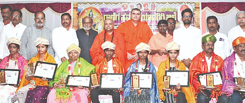 ಯಾದಗಿರಿಯಲ್ಲಿ ಜಿ¯್ಲÁ ಗಾಣಿಗ ಸಮಾಜದಿಂದ ಶನಿವಾರ ಹಮ್ಮಿಕೊಂಡ ಅಭಿನಂದನಾ ಸಮಾರಂಭದಲ್ಲಿ  ಎಸ್ಸೆಸ್ಸೆಲ್ಸಿ ಮತ್ತು ಪಿಯುಸಿ ವಿದ್ಯಾರ್ಥಿಗಳಿಗೆ ಪ್ರತಿಭಾ ಪುರಸ್ಕಾರ ನೀಡಿ ಸನ್ಮಾನಿಸಲಾಯಿತು. ಶಾಸಕ ಚನ್ನಾರಡ್ಡಿ ಪಾಟೀಲ್ ತುನ್ನೂರ, ಸುರೇಶ ಸಜ್ಜನ್, ಗುರುಮಠಕಲ್ ಶ್ರೀ, ಅಬ್ಬೆತುಮಕೂರಿನ ಕಿರಿಯ ಶ್ರೀ, ರಾಚಣ್ಣಗೌಡ ಮುದ್ನಾಳ್, ಮಹೇಶರಡ್ಡಿ ಮುದ್ನಾಳ್ ಇತರರಿದ್ದರು.