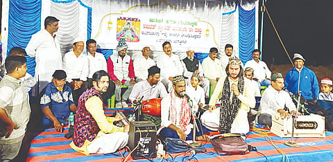 ಯಳಂದೂರು ಪಟ್ಟಣದ ಬಳೇಪೇಟೆಯಲ್ಲಿರುವ ಹಜರತ್ ಮುರ್ತುಜಾ ಷಾ ಖಾದ್ರಿ ದರ್ಗಾದಲ್ಲಿ ಆಯೋಜಿಸಿದ್ದ ಗಂಧೋತ್ಸವ ಕಾರ್ಯಕ್ರಮದಲ್ಲಿ ಶಾಸಕ ಎ.ಆರ್. ಕೃಷ್ಣಮೂರ್ತಿ ಭಾಗವಹಿಸಿದ್ದರು. 