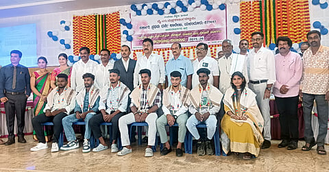 ಯಳಂದೂರು ಪಟ್ಟಣದ ಡಾ.ಬಿ.ಆರ್. ಅಂಬೇಡ್ಕರ್ ಭವನದಲ್ಲಿ ಸೋಮವಾರ ಏರ್ಪಡಿಸಿದ್ದ ವೈ.ಎಂ. ಮಲ್ಲಿಕಾರ್ಜುನ ಸ್ವಾಮಿ ಸರ್ಕಾರಿ ಪ್ರಥಮ ದರ್ಜೆ ಕಾಲೇಜಿನ ಪಠ್ಯಪೂರಕ ಚಟುವಟಿಕೆಗಳ ಸಮಾರೋಪ ಸಮಾರಂಭದಲ್ಲಿ ಶಿಕ್ಷಣ ಮತ್ತು ಕ್ರೀಡೆಯಲ್ಲಿ ಸಾಧನೆಗೈದ ವಿದ್ಯಾರ್ಥಿಗಳನ್ನು ಶಾಸಕ ಎ.ಆರ್. ಕೃಷ್ಣಮೂರ್ತಿ ಸನ್ಮಾನಿಸಿದರು. ಡಾ. ವಿಜಯ, ಎಚ್.ವಿ.ಚಂದ್ರು ಇತರರು ಇದ್ದರು.