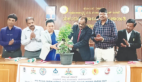 ಯಳಂದೂರು ಪಟ್ಟಣದ ತಾಲೂಕು ಪಂಚಾಯಿತಿ ಸಭಾಂಗಣದಲ್ಲಿ ಗುರುವಾರ ನಡೆದ ಕಾನೂನು ಅರಿವು-ನೆರವು ಮತ್ತು ಆರೋಗ್ಯ ನೈರ್ಮಲ್ಯ ಜಾಗೃತಿ ಕಾರ್ಯಕ್ರಮವನ್ನು ಹಿರಿಯ ಸಿವಿಲ್ ನ್ಯಾಯಾಧೀಶ ಈಶ್ವರ್ ಉದ್ಘಾಟಿಸಿದರು. ಸಿವಿಲ್ ನ್ಯಾಯಾಧೀಶರಾದ ಎಚ್.ಸುಜಾತಾ ಮತ್ತಿತರರಿದ್ದರು.