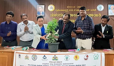 ಯಳಂದೂರು ಪಟ್ಟಣದ ತಾಲೂಕು ಪಂಚಾಯಿತಿ ಸಭಾಂಗಣದಲ್ಲಿ ಗುರುವಾರ ನಡೆದ ಕಾನೂನು ಅರಿವು-ನೆರವು ಮತ್ತು ಆರೋಗ್ಯ ನೈರ್ಮಲ್ಯ ಜಾಗೃತಿ ಕಾರ್ಯಕ್ರಮವನ್ನು ಹಿರಿಯ ಸಿವಿಲ್ ನ್ಯಾಯಾಧೀಶ  ಈಶ್ವರ್ ಉದ್ಘಾಟಿಸಿದರು. ಸಿವಿಲ್ ನ್ಯಾಯಾಧೀಶರಾದ ಎಚ್. ಸುಜಾತ ಸೇರಿದಂತೆ ಅನೇಕರು ಇದ್ದರು.