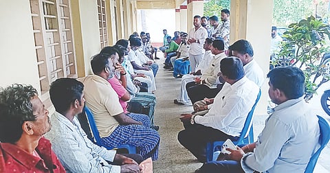 ಯಳಂದೂರು ಪಟ್ಟಣದ ಪ್ರವಾಸಿ ಮಂದಿರದಲ್ಲಿ ಉಪ್ಪಾರ ಸಮುದಾಯದ ವತಿಯಿಂದ ಪ್ರತಿಭಾವಂತ ವಿದ್ಯಾರ್ಥಿಗಳಿಗೆ ಪುರಸ್ಕಾರ ನೀಡುವ ಸಂಬಂಧ ಪೂರ್ವಭಾವಿ ಸಭೆ ಜರುಗಿತು. ಕೆಸ್ತೂರು ಆನಂದ, ಹೊನ್ನೂರು ಸಿದ್ದಪ್ಪ, ನಂಜುಂಡಸ್ವಾಮಿ ಇತರರು ಇದ್ದರು.