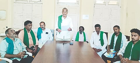 ಯಳಂದೂರು ಪಟ್ಟಣದ ಪ್ರವಾಸಿ ಮಂದಿರದಲ್ಲಿ ಗುರುವಾರ ರೈತ ಸಂಘದ ವತಿಯಿಂದ ಹಮ್ಮಿಕೊಂಡಿದ್ದ ಪೂರ್ವಭಾವಿ ಸಭೆಯಲ್ಲಿ ಸಂಘದ ಜಿಲ್ಲಾ ಕಾರ್ಯದರ್ಶಿ ಎ.ಎನ್. ಶಿವಕುಮಾರ್ ಮಾತನಾಡಿದರು. ಎಸ್.ಸಿದ್ಧಲಿಂಗಸ್ವಾಮಿ, ವೃಷಭೇಂದ್ರ, ಕೆ.ರಂಗಸ್ವಾಮಿ, ಶಿವಕುಮಾರಸ್ವಾಮಿ, ಬಿ.ಜಿ.ಮಹೇಶ್, ಸುಭಾಷ್, ಕುಮಾರ್ ಇದ್ದರು.
