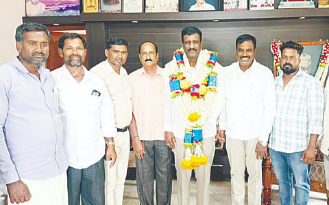ಯಳಂದೂರು ಪಟ್ಟಣದ ಯರಿಯೂರು ಗ್ರಾಮದ ಜಿಲ್ಲಾ ಕಾಂಗ್ರೆಸ್ ನೂತನ ಅಧ್ಯಕ್ಷ ಜೆ.ಯೋಗೇಶ್ ಅವರನ್ನು ಎಆರ್‌ಕೆ ಅಭಿಮಾನಿ ಬಳಗದ ಕಂದಹಳ್ಳಿ ನಂಜುಂಡಸ್ವಾಮಿ, ಗೋವಿಂದರಾಜು, ವಿಜಯ್ ಉಪ್ಪಾರ್ ಸೇರಿದಂತೆ ಅನೇಕರು ಅಭಿನಂದಿಸಿದರು. 