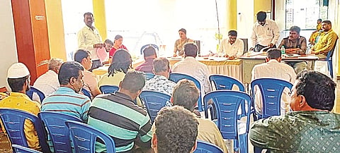 ಯಳಂದೂರು ಪಟ್ಟಣ ಪಂಚಾಯಿತಿಯಲ್ಲಿ ನಡೆದ ಹರಾಜು ಪ್ರಕ್ರಿಯೆಯಲ್ಲಿ ಆಡಳಿತಾಧಿಕಾರಿ ಎಸ್.ಎಲ್. ನಯನಾ, ಮುಖ್ಯಾಧಿಕಾರಿ ಎಂ.ಪಿ. ಮಹೇಶ್‌ಕುಮಾರ್ ಇತರರು ಪಾಲ್ಗೊಂಡಿದ್ದರು.