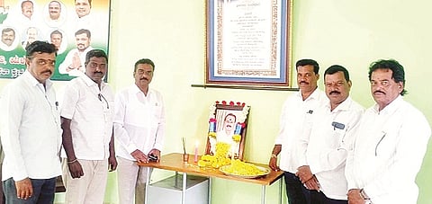 ಯಳಂದೂರಿನಲ್ಲಿರುವ ಬ್ಲಾಕ್ ಕಾಂಗ್ರೆಸ್ ಕಚೇರಿಯಲ್ಲಿ ಆಯೋಜಿಸಿದ್ದ ಕಾರ್ಯಕ್ರಮದಲ್ಲಿ ಮಾಜಿ ಸಂಸದ ಆರ್. ಧ್ರುವನಾರಾಯಣ ಅವರ ಭಾವಚಿತ್ರಕ್ಕೆ ಪುಷ್ಪಾರ್ಚನೆ ಮಾಡಲಾಯಿತು. ಎಚ್.ವಿ. ಚಂದ್ರು, ಲಿಂಗರಾಜಮೂರ್ತಿ, ಗುಂಬಳ್ಳಿ ರಾಜಣ್ಣ ಇದ್ದರು. 