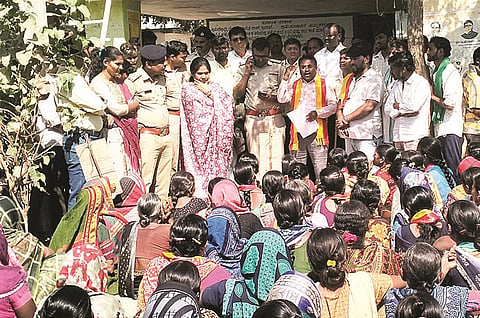 ಯಲಬುರ್ಗಾ ತಾಲೂಕಿನ ತುಮ್ಮರಗುದ್ದಿ ಗ್ರಾಮವನ್ನು ಮದ್ಯಮುಕ್ತವಾಗಿ ಮಾಡಬೇಕೆಂದು ಕರವೇ ನೇತೃತ್ವದಲ್ಲಿ ಗ್ರಾಮದ ಮುಖಂಡರು ಹಾಗೂ ಮಹಿಳೆಯರು ಬೃಹತ್ ಪ್ರತಿಭಟನೆ ನಡೆಸಿದರು. ತಾಪಂ ಇಒ ನೀಲಗಂಗಾ ಬಬಲಾದ, ಸಿಪಿಐ ಮೌನೇಶ್ವರ ಮಾಲಿಪಾಟೀಲ್, ಪಿಎಸ್‌ಐ ವಿಜಯ ಪ್ರತಾಪ, ಅಬಕಾರಿ ಇಲಾಖೆ ಸಿಪಿಐ ರವಿಕುಮಾರ, ಪಿಎಸ್‌ಐ ನೀಲಾ, ಪಿಡಿಒ ರವಿಕುಮಾರ ಲಿಂಗಣ್ಣವರ ಇತರರಿದ್ದರು.