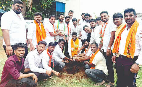 ಹಗರಿಬೊಮ್ಮನಹಳ್ಳಿ ರಾಮನಗರದ ಈಶ್ವರ ದೇಗುಲದ ಆವರಣದಲ್ಲಿ ಬಿಜೆಪಿ ಯುವ ಮೋರ್ಚಾದಿಂದ ತಾಯಿ ಹೆಸರಿನಲ್ಲಿ ಸಸಿ ನೆಡುವ ಕಾರ್ಯಕ್ರಮ ನಡೆಯಿತು.
