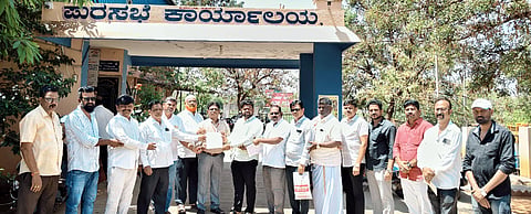 ಹಗರಿಬೊಮ್ಮನಹಳ್ಳಿ ಪುರಸಭೆ ಸಾಮಾನ್ಯ ಸಭೆ ಕರೆಯಬೇಕೆಂಬುದು ಸೇರಿದಂತೆ ವಿವಿಧ ಬೇಡಿಕೆಗಳ ಈಡೇರಿಕೆಗೆ ಆಗ್ರಹಿಸಿ ಸದಸ್ಯರು ವ್ಯವಸ್ಥಾಪಕ ಮಲ್ಲಿಕಾರ್ಜುನಗೆ ಮನವಿ ಸಲ್ಲಿಸಿದರು. 
