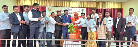  ಹುನಗುಂದದ ವಿಎಂಎಸ್‌ಆರ್. ವಸ್ತ್ರದ ಕಾಲೇಜಿನಲ್ಲಿ ನಡೆದ ಕಾಲೇಜ್ ಒಕ್ಕೂಟ ಹಾಗೂ ಕಾನೂನು ಅರಿವು ಕಾರ್ಯಕ್ರಮವನ್ನು ಹೆಚ್ಚುವರಿ ಜಿಲ್ಲಾ ಹಾಗೂ ಸಂಚಾರಿ ನ್ಯಾಯಾಧೀಶ ಜಿ.ಎ. ಮೂಲಿಮನಿ ಉದ್ಘಾಟಿಸಿದರು. ಗುರುಮಹಾಂತ ಸ್ವಾಮೀಜಿ ಹಾಗೂ ಡಾ. ಮಹಾಂತೇಶ ಕಡಪಟ್ಟಿ ಉಪಸ್ಥಿತರಿದ್ದರು.