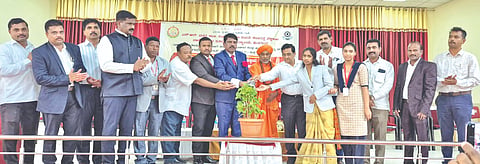 ಹುನಗುಂದದ ವಿಎಂ ಎಸ್.ಆರ್. ವಸ್ತ್ರದ ಕಾಲೇಜಿನಲ್ಲಿ ನಡೆದ ಕಾಲೇಜ್ ಒಕ್ಕೂಟ ಹಾಗೂ ಕಾನೂನು ಅರಿವು ಕಾರ್ಯಕ್ರಮವನ್ನು ಹೆಚ್ಚುವರಿ ಜಿಲ್ಲಾ ಹಾಗೂ ಸಂಚಾರಿ ನ್ಯಾಯಾಧೀಶ ಜಿ.ಎ. ಮೂಲಿಮನಿ ಉದ್ಘಾಟಿಸಿದರು. ಗುರುಮಹಾಂತ ಸ್ವಾಮೀಜಿ ಹಾಗೂ ಡಾ. ಮಹಾಂತೇಶ ಕಡಪಟ್ಟಿ ಉಪಸ್ಥಿತರಿದ್ದರು.