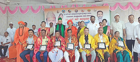 ಹುನಗುಂದ ಬಸವ ಮಂಟಪದಲ್ಲಿ ಹಮ್ಮಿಕೊಂಡಿದ್ದ ಮಾಜಿ ಸಚಿವ ಎಸ್.ಆರ್. ಕಾಶಪ್ಪನವರ 24ನೇ ಪುಣ್ಯಸ್ಮರಣೆ ಕಾರ್ಯಕ್ರಮದಲ್ಲಿ ಸಾಧಕರನ್ನು ಸನ್ಮಾನಿಸಲಾಯಿತು. ಗುರುಮಹಾಂತ ಸ್ವಾಮೀಜಿ, ಶಿರೂರ ಮಹಾಂತ ತೀರ್ಥದ ಡಾ. ಬಸವಲಿಂಗ ಸ್ವಾಮೀಜಿ, ಇಳಕಲ್ ಹನಮಸಾಗರದ ಹಜರತ್ ಸೈಯದ್ ಭಾಷಾ ಮುರ್ತುಜಾ ಖಾದ್ರಿ, ಶಾಸಕ ವಿಜಯಾನಂದ ಕಾಶಪ್ಪನವರ, ಮಾಜಿ ಶಾಸಕ ಗೌರಮ್ಮ ಕಾಶಪ್ಪನವರ, ಜಿ.ಪಂ. ಮಾಜಿ ಅಧ್ಯಕ್ಷೆ ವೀಣಾ ಕಾಶಪ್ಪನವರ ಇದ್ದರು.