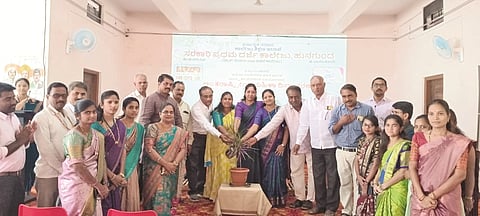 ಹುನಗುಂದ ನಗರದ  ಸರಕಾರಿ ಪ್ರಥಮ ದರ್ಜೆ ಕಾಲೇಜಿನಲ್ಲಿ  ಹಮ್ಮಿಕೊಂಡಿದ್ದ ಅಂತಾರಾಷ್ಟ್ರೀ ಮಹಿಳಾ ದಿನಾಚರಣೆ ಕಾರ್ಯಕ್ರಮವನ್ನು  ಕಾಲೇಜ್ ಅಭಿವೃದ್ಧಿ ಸಮಿತಿ ಉಪಾಧ್ಯಕ್ಷ ವಿಜಯ ಮಹಾಂತೇಶ ಗದ್ದನಕೇರಿ ಉದ್ಘಾಟಿಸಿದರು. ಡೆಕ್ಕನ್ ಹೆರಾಲ್ಡ್ ಚೇಂಜ್ ಮೇಕರ್ ಪ್ರಶಸ್ತಿ ಪುರಸ್ಕೃತೆ ಡಾ. ಭುವನೇಶ್ವರಿ ಕಾಂಬಳೆ, ರಾಣಿ ತೋಪಲಕಟ್ಟಿ, ಸಾವಿತ್ರಿ ತಪೇಲಿ, ಸಿ.ಜಿ. ಹವಾಲದಾರ, ಎಸ್.ಜಿ. ಎಮ್ಮಿ, ದೇವು ಡಂಬಳ, ಬಸವರಾಜ್ ಹೊಸಮನಿ, ಬಿ.ವೈ. ಕೊಡಗಾನೂರ ಇತರರಿದ್ದರು.
