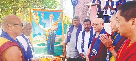 ಪಿರಿಯಾಪಟ್ಟಣ ತಾಲೂಕಿನ ದೊಡ್ಡಹರವೆ ಗ್ರಾಮದಲ್ಲಿ ಆಯೋಜಿಸಿದ್ದ ಡಾ.ಬಿ.ಆರ್.ಅಂಬೇಡ್ಕರ್ ಅವರ 135ನೇ ಜಯಂತಿ ಕಾರ್ಯಕ್ರಮದಲ್ಲಿ ಗಣ್ಯರು ಅಂಬೇಡ್ಕರ್ ಭಾವಚಿತ್ರಕ್ಕೆ ಪುಷ್ಪ ನಮನ ಸಲ್ಲಿಸಿದರು. ನಿತಿನ್ ವೆಂಕಟೇಶ್, ರಾಜಯ್ಯ, ಧನರಾಜ್, ಜಗದೀಶ್ ಇತರರಿದ್ದರು.