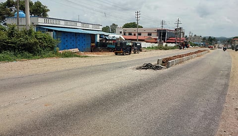 ಪಿರಿಯಾಪಟ್ಟಣದ ಆನೆ ಚೌಕೂರು ರಸ್ತೆ ವಿಸ್ತರಣೆ ಮತ್ತು ರಸ್ತೆ ವಿಭಜಕ ಅಳವಡಿಕೆ ಕಾಮಗಾರಿ ಪ್ರಗತಿಯಲ್ಲಿರುವುದು.