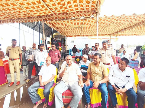ಪಿರಿಯಾಪಟ್ಟಣದ ಮಸಣಿಕಮ್ಮ ದೇವಾಲಯದ ಆವರಣದಲ್ಲಿ ಆಯೋಜಿಸಿದ್ದ ಸಾರ್ವಜನಿಕರ ಸಭೆಯಲ್ಲಿ ಮಾಜಿ ಸಚಿವ ಶಾಸಕ ಕೆ.ವೆಂಕಟೇಶ್ ಮಾತನಾಡಿದರು.