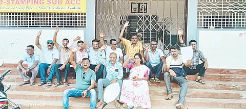  ಪಿರಿಯಾಪಟ್ಟಣ ತಾಲೂಕಿನ ಪ್ರಾಥಮಿಕ ಶಾಲಾ ಶಿಕ್ಷಕರ ಚುನಾವಣೆಯಲ್ಲಿ ಮತದಾರರ ಹೆಸರುಗಳನ್ನು ಉದ್ದೇಶ ಪೂರ್ವಕವಾಗಿ ಕೈ ಬಿಟ್ಟಿರುವುದನ್ನು ವಿರೋಧಿಸಿ ಸಂಘದ ಕಚೇರಿ ಮುಂಭಾಗ ಕೆಲ ಶಿಕ್ಷಕರು ಪ್ರತಿಭಟನೆ ನಡೆಸಿದರು. ಬಿ.ಎಸ್.ಅಶೋಕ, ಬಿ.ಆರ್.ರವಿಕುಮಾರ್, ಎಚ್.ಕೆ.ಶಿವಮೂರ್ತಿ ಇತರರಿದ್ದಾರೆ.
