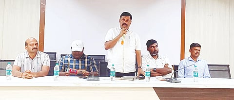 ಪಿರಿಯಾಪಟ್ಟಣ ತಾಲೂಕು ಪಂಚಾಯಿತಿ ಸಭಾಂಗಣದಲ್ಲಿ ಬುಧವಾರ ಆಯೋಜಿಸಿದ್ದ ಸಾರ್ವಜನಿಕ ದೂರು ಸ್ವೀಕಾರ ಕಾರ್ಯಕ್ರಮದಲ್ಲಿ ಲೋಕಾಯುಕ್ತ ಡಿವೈಎಸ್ಪಿ ವೆಂಕಟೇಶ್ ಮಾತನಾಡಿದರು. ತಹಸೀಲ್ದಾರ್ ನಿಸರ್ಗ ಪ್ರಿಯ, ತಾಪಂ ಇ ಒ ಸುನೀಲ್ ಕುಮಾರ್, ಲೋಕಾಯುಕ್ತ ಪೊಲೀಸ್ ಅಧಿಕಾರಿಗಳಾದ ಶಶಿಕುಮಾರ್ ಮತ್ತು ಶಾಂತಿನಾಥ್ ಇದ್ದರು. 