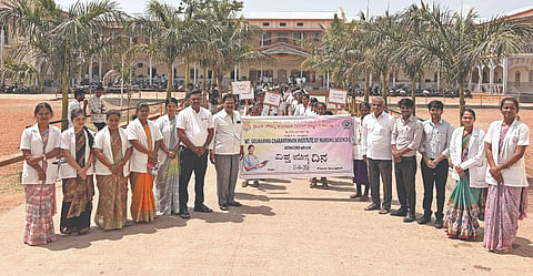 ಹುನಗುಂದ ನಗರದ ವಿ.ಮ.ವಿ.ವ.ಸಂಘ ಹಾಗೂ ಗೌರಮ್ಮ ಚರಂತಿಮಠ ನರ್ಸಿಂಗ್ ವಿಜ್ಞಾನ ಮಹಾವಿದ್ಯಾಲಯ ಸಹಯೋಗದಲ್ಲಿ ವಿಶ್ವ ಆರೋಗ್ಯ ದಿನದ ಅಂಗವಾಗಿ ಆರೋಗ್ಯ ಅರಿವು ಜಾಗೃತಿ ಜಾಥಾ ನಡೆಯಿತು. ಪ್ರಾಚಾರ್ಯ ಸಂಗಮೇಶ ಪಟ್ಟಣಶೆಟ್ಟಿ, ಆರ್.ಎಸ್.ಬ್ಯಾಳಿ, ದಾನಪ್ಪ ಕೆಂದೂರ ಇದ್ದರು.