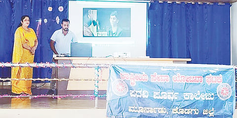 ಮೂರ್ನಾಡು ಪದವಿ ಪೂರ್ವ ಕಾಲೇಜಿನಲ್ಲಿ ವಿದ್ಯಾರ್ಥಿಗಳಿಗೆ ಏಡ್ಸ್ ನಿಯಂತ್ರಣ ಹಾಗೂ ಹದಿಹರೆಯದವರ ಸಮಸ್ಯೆ ಕುರಿತು ಅರಿವು ಮೂಡಿಸಲಾಯಿತು.