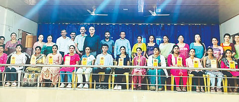 ಮೂರ್ನಾಡು ಪದವಿ ಪೂರ್ವ ಕಾಲೇಜಿನ 2026-27ನೇ ಶೈಕ್ಷಣಿಕ ವರ್ಷದ ಮೊದಲ ಪಾಲಕರ, ಉಪನ್ಯಾಸಕರ ಸಭೆಯಲ್ಲಿ ಪ್ರತಿಭಾವಂತ ವಿದ್ಯಾರ್ಥಿಗಳನ್ನು ಸನ್ಮಾನಿಸಲಾಯಿತು. ಪಿ.ಎಂ.ದೇವಕಿ, ಡಾ.ಜಗತ್ ತಿಮ್ಮಯ್ಯ, ವೇಣು ಅಪ್ಪಣ್ಣ, ಯತೀಶ್, ಹರೀಶ್ ದೇವಯ್ಯ ಇತರರು ಇದ್ದರು.