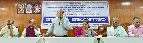 ಕೊಪ್ಪಳದಲ್ಲಿ ಆಯೋಜಿಸಿದ ಒಂದು ದಿನದ ತಾಂತ್ರಿಕ ಕಾರ್ಯಾಗಾರದಲ್ಲಿ ಡಿಸಿ ಡಾ. ಸುರೇಶ ಬಿ. ಇಟ್ನಾಳ ಮಾತನಾಡಿದರು. ಡಿಎಫ್​ಓ ಕೆ. ನಿರ್ಮಲಾ, ಪಶುಪಾಲನಾ ಇಲಾಖೆಯ ಜಂಟಿ ನಿರ್ದೇಶಕ ಡಾ. ರಮೇಶ ದೊಡ್ಡಮನಿ, ವಿಷಯ ತಜ್ಞರಾದ ಬೀದರ ಪಶುವೈದ್ಯಕಿಯ ಮಹಾವಿದ್ಯಾಲಯದ ನಿವೃತ್ತ ಪ್ರಾದ್ಯಾಪಕ ಡಾ. ವಿವೇಕ ಕಸರಳಿಕರ, ಶಿವಮೊಗ್ಗ ಪಶುವೈದ್ಯಕಿಯ ಮಹಾವಿದ್ಯಾಲಯದ ಪ್ರಾದ್ಯಾಪಕ ಡಾ. ಎನ್​.ಬಿ. ಶ್ರೀಧರ, ಪಶುಪಾಲನಾ ಇಲಾಖೆಯ ಉಪನಿರ್ದೇಶಕ ಡಾ. ಪಿ.ಎಂ.ಮಲ್ಲಯ್ಯ ಇದ್ದರು.