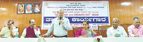 ಕೊಪ್ಪಳದಲ್ಲಿ ಆಯೋಜಿಸಿದ್ದ ಒಂದು ದಿನದ ತಾಂತ್ರಿಕ ಕಾರ್ಯಾಗಾರದಲ್ಲಿ ಡಿಸಿ ಡಾ. ಸುರೇಶ ಬಿ. ಇಟ್ನಾಳ ವಾತನಾಡಿದರು. ಡಿಎಫ್‌ಒ ಕೆ. ನಿರ್ಮಲಾ, ಪಶುಪಾಲನಾ ಇಲಾಖೆ ಜಂಟಿ ನಿರ್ದೇಶಕ ಡಾ. ರಮೇಶ ಡೊಡ್ಮನಿ, ವಿಷಯ ತಜ್ಞ ಡಾ. ವಿವೇಕ ಕಸರಳಿಕರ, ಪ್ರಾಧ್ಯಾಪಕ ಡಾ.ಎನ್.ಬಿ. ಶ್ರೀಧರ, ಪಶುಪಾಲನಾ ಇಲಾಖೆ ಉಪನಿರ್ದೇಶಕ ಡಾ.ಪಿ.ಎಂ.ಮಲ್ಲಯ್ಯ ಇದ್ದರು.