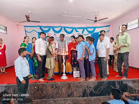 ಯಲಬುರ್ಗಾ ಪಟ್ಟಣದಲ್ಲಿ ಆಯೋಜಿಸಿದ ಮಕ್ಕಳ ಹಕ್ಕುಗಳ ರಕ್ಷಣೆ ಜಾಗೃತಿ ಕಾರ್ಯಕ್ರಮವನ್ನು ರಾಜ್ಯ ಮಕ್ಕಳ ಹಕ್ಕುಗಳ ರಕ್ಷಣಾ ಆಯೋಗದ ಸದಸ್ಯರಾದ ಶೇಖರಗೌಡ ಜಿ. ರಾಮತ್ನಾಳ ಉದ್ಘಾಟಿಸಿದರು. ಯಲಬುರ್ಗಾ ತಹಶೀಲ್ದಾರ್​ ಮುರಳೀದರರಾವ್​ ಕುಲಕರ್ಣಿ, ತಾ.ಪಂ ಇಒ ನೀಲಗಂಗಾ ಬಬಲಾದಿ, ಶಿಶು ಅಭಿವೃದ್ಧಿ ಯೋಜನಾಧಿಕಾರಿ ಬೆಟ್ಟದೇಶ ಮಾಳೆಕೊಪ್ಪ ಇದ್ದರು.