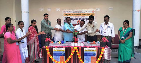 ಕೊಪ್ಪಳ ತಾಲೂಕಿನ ಲಿಂಗದಳ್ಳಿ ವಸತಿ ಶಾಲೆಯಲ್ಲಿ ಮಂಗಳವಾರ ಹಮ್ಮಿಕೊಂಡಿದ್ದ ಅಲ್ಬೆಂಡಾಜೋಲ್​ ಮಾತ್ರೆ ವಿತರಣೆ ಕಾರ್ಯಕ್ರಮವನ್ನು ಡಿಎಚ್​ಒ ಡಾ.ಟಿ.ಲಿಂಗರಾಜು ಉದ್ಘಾಟಿಸಿದರು. ಡಾ.ಪ್ರಕಾಶ ವಿ., ಡಾ.ರಾಮಾಂಜನೇಯ, ಡಾ.ಕರಿಯಮ್ಮ, ಉಪ ಪ್ರಾಚಾರ್ಯ ಪ್ರಮೋದ, ಜಿಲ್ಲಾ ಆರೋಗ್ಯ ಶಿಕ್ಷಣಾಧಿಕಾರಿ ಶಿವಾನಂದ ವಿ.ಪಿ., ಕ್ಷೇತ್ರ ಆರೋಗ್ಯ ಶಿಕ್ಷಣಾಧಿಕಾರಿ ಗಂಗಮ್ಮ ಇದ್ದರು. 