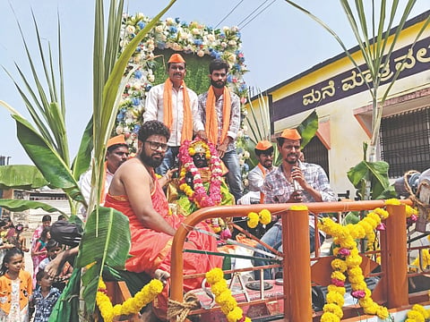 ಅಫಜಲಪುರ ತಾಲೂಕಿನ ಬಳೂರಗಿಯಲ್ಲಿ  ಮಹಾಲಕ್ಷ್ಮಿ ದೇವಸ್ಥಾನ ಲೋಕಾರ್ಪಣೆ ನಿಮಿತ್ತ ಮಂಗಳವಾರ ನೂತನ ಶಿಲಾ ಮೂರ್ತಿಯನ್ನು ಭವ್ಯ ಮೆರವಣಿಗೆ ಮೂಲಕ ಸ್ವಾಗತಿಸಲಾಯಿತು.