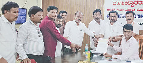 ಜನಗಣತಿಯಲ್ಲಿ ಪ್ರೌಢಶಾಲಾ ಶಿಕ್ಷಕರನ್ನು ಮೇಲ್ವಿಚಾರಕರನ್ನಾಗಿ ಮಾತ್ರ ನೇಮಿಸಬೇಕೆಂದು ಆಗ್ರಹಿಸಿ ಬುಧವಾರ ರಾಜ್ಯ ಪ್ರೌಢಶಾಲಾ ಶಿಕ್ಷಕರ ಸಂದಿಂದ ಸುರಪುರ ತಹಸೀಲ್ದಾರ್​ಗೆ ಮನವಿಪತ್ರ ಸಲ್ಲಿಸಲಾಯಿತು. ಸರ್ಕಾರಿ ನೌಕರರ ಸಂದ ಅಧ್ಯ ರಾಮಕೃಷ್ಣ ಕಲಬುರಗಿ, ಪ್ರೌಢಶಾಲಾ ಸಹ ಶಿಕರ ಸಂದ ಅಧ್ಯ ಖಾದರ್​ ಪಟೇಲ್​, ಪ್ರಧಾನ ಕಾರ್ಯದರ್ಶಿ ಮಲ್ಲಿಕಾರ್ಜುನ ಜೆಟಗಿಮಠ, ಮಹಾಂತೇಶ ಗೋನಾಲ ಇತರರಿದ್ದರು.