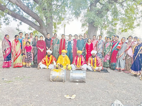 ಚಿಂಚೋಳಿ ತಾಲೂಕಿನ ಗೌಡನಹಳ್ಳಿಯಲ್ಲಿ ಶ್ರೀ ಬೀರಪ್ಪಜ್ಜನ ಜಾತ್ರೋತ್ಸವದಲ್ಲಿ ವಿಶೇಷ ಪೂಜೆ ಸಲ್ಲಿಸಿ ಪೂಜ್ಯರನ್ನು ವಿಶೇಷವಾಗಿ ಗೌರವಿಸಲಾಯಿತು. ಶ್ರೀ ಅಮೋಸಿದ್ಧ ಗುರುಗಳು, ಶ್ರೀ ದೇವಪ್ಪ ಪೂಜಾರಿ, ಶ್ರೀ ನರಸಪ್ಪ ಪೂಜಾರಿ, ಚಂದ್ರಪ್ಪ ಗೋಬೆನೋರ ಇತರರಿದ್ದರು.