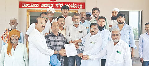 ಸಿದ್ಧಸಿರಿ ಕಂಪನಿಗೆ ಕಬ್ಬು ನೀಡಿದ ರೈತರಿಗೆ ಕೂಡಲೇ ಬಾಕಿ ಹಣ ನೀಡಬೇಕು ಎಂದು ಒತ್ತಾಯಿಸಿ ಚಿಂಚೋಳಿಯಲ್ಲಿ ರೈತ ಹಿತ ರಣಾ ಸಮಿತಿಯಿಂದ ಪ್ರತಿಭಟನೆ ನಡೆಸಿ ತಹಸೀಲ್ದಾರ್​ಗೆ ಮನವಿಪತ್ರ ಸಲ್ಲಿಸಲಾಯಿತು. ಅಬ್ದುಲ್​ ಬಾಸೀದ್​, ಲ್ಮಣ ಅವಂಟಿ, ಸುಭಾಷಚಂದ್ರ ಪಾಟೀಲ್​, ಸಿದ್ದು ಕನಕಪುರ, ಬಸವರಾಜ ಕಡಬೂರ ಇತರರಿದ್ದರು.