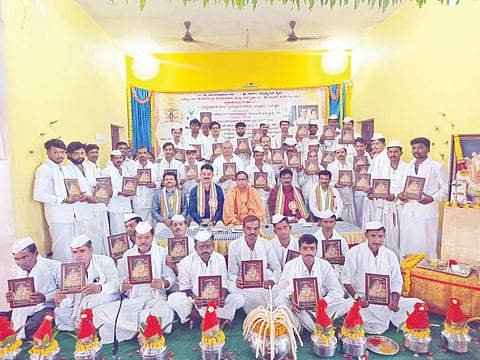 ಚಿತ್ತಾಪುರದಲ್ಲಿ ಹಮ್ಮಿಕೊಂಡಿದ್ದ ಮದ್ಯವರ್ಜನ ಶಿಬಿರದ ಸಮಾರೋಪದಲ್ಲಿ ಶಿಬಿರಾರ್ಥಿಗಳಿಗೆ ಶ್ರೀ ಮಂಜುನಾಥ ಸ್ವಾಮಿಯ ಭಾವಚಿತ್ರ ನೀಡಿ ಸತ್ಕರಿಸಲಾಯಿತು. ಶ್ರೀ ಸೋಮಶೇಖರ ಶಿವಾಚಾರ್ಯ, ಶರಬಸಪ್ಪ ಸಲಾದಪುರ, ನಟರಾಜ ಬಾದಾಮಿ ಇತರರಿದ್ದರು.
