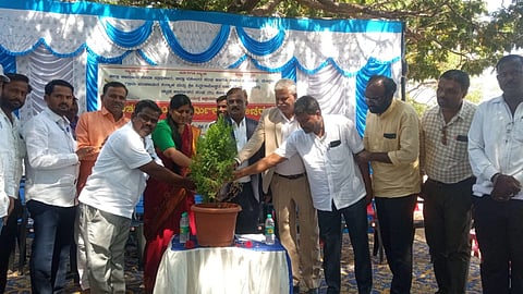 ಕೊಪ್ಪಳ ತಾಲೂಕಿನ ಕಿನ್ನಾಳನಲ್ಲಿ ಹಮ್ಮಿಕೊಂಡಿದ್ದ ಕಾನೂನು ಅರಿವು ನೆರವು ಕಾರ್ಯಕ್ರಮವನ್ನು ನ್ಯಾ. ಮಹಾಂತೇಶ ಎಸ್​. ದರಗದ ಉದ್ಘಾಟಿಸಿದರು. ಕಿನ್ನಾಳ ಗ್ರಾಪಂ ಪಿಡಿಒ ಪರಮೇಶ್ವರಯ್ಯ, ಜಿಲ್ಲಾ ಬಾಲ ಕಾರ್ಮಿಕ ಯೋಜನಾ ನಿರ್ದೇಶಕ ಬಸವರಾಜ ಹಿರೇಗೌಡ್ರ, ಜಿಲ್ಲಾ ವಕೀಲರ ಸಂಘದ ಅಧ್ಯಕ್ಷ ಎ.ವಿ. ಕಣವಿ, ರಮೇಶ ಘೋರ್ಪಡೆ ಇದ್ದರು.
