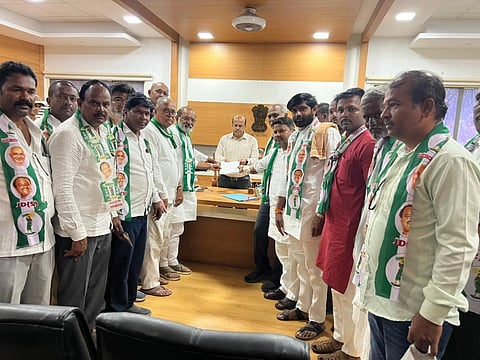 ಮುಂಗಾರು ಆರಂಭಕ್ಕು ಮುನ್ನವೇ ಬಿತ್ತನೆ ಬೀಜ, ರಸಗೊಬ್ಬರ ದಾಸ್ತಾನು ಮಾಡುವಂತೆ ಒತ್ತಾಯಿಸಿ ಜೆಡಿಎಸ್​ ನಾಯಕರು ಸೋಮವಾರ ಕೊಪ್ಪಳದಲ್ಲಿ ಡಿಸಿ ಡಾ.ಸುರೇಶ ಬಿ.ಇಟ್ನಾಳಗೆ ಮನವಿ ಸಲ್ಲಿಸಿದರು. ಜೆಡಿಎಸ್​ ರಾಜ್ಯ ಕೋರ್​ ಕಮಿಟಿ ಸದಸ್ಯ ಸಿ.ವಿ.ಚಂದ್ರಶೇಖರ, ರಾಜ್ಯ ಯುವ ಟಕ ಕಾರ್ಯಾಧ್ಯಕ್ಷ ರಾಜು ನಾಯಕ, ಜಿಲ್ಲಾಧ್ಯಕ್ಷ ಸುರೇಶ ಭೂಮರಡ್ಡಿ, ಪದಾಧಿಕಾರಿಗಳಾದ ವೆಂಕಟೇಶರಾವ್​, ಈಶಪ್ಪ ಮಾದಿನೂರು ಇದ್ದರು.