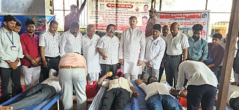 ಸುರಪುರ ನಗರದ ಜಯಲಾಲ್​ ಮೊಹಲ್ಲಾದ ಪರಂಕುಶ ಮಠದಲ್ಲಿ ಭಾನುವಾರ ಹಮ್ಮಿಕೊಂಡ ರಕ್ತದಾನ ಶಿಬಿರವನ್ನು ಶಾಸಕ ರಾಜಾ ವೇಣುಗೋಪಾಲ ನಾಯಕ ಚಾಲನೆ ನೀಡಿದರು.