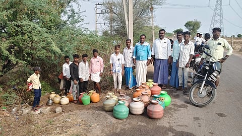 ವಡಗೇರಾ ತಾಲೂಕಿನ ಕೊಂಕಲ್​ ಗ್ರಾಪಂ ವ್ಯಾಪ್ತಿಯ ಕುರಿಹಾಳ ಗ್ರಾಮದಲ್ಲಿ ನೀರಿನ ಸಮಸ್ಯೆ ಬಗೆಹರಿಸುವಂತೆ ಆಗ್ರಹಿಸಿ ಖಾಲಿ ಕೊಡ ಹಿಡಿದು ಕೊಳವೆಬಾವಿ ಎದುರು ಪ್ರತಿಭಟಿಸಿದರು.
