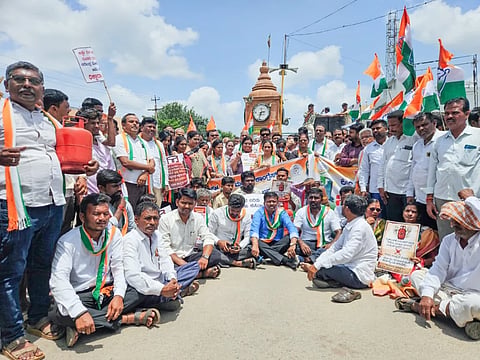 ಬೆಲೆ ಏರಿಕೆ ವಿರುದ್ಧ ಕಾಂಗ್ರೆಸ್​ ಪ್ರತಿಭಟನೆ ಜಿಲ್ಲಾ ಕಾಂಗ್ರೆಸ್​ ಹಾಗೂ ಮಹಿಳಾ ಕಾಂಗ್ರೆಸ್​ ನೇತೃತ್ವದಲ್ಲಿ ಕೊಪ್ಪಳ ಪ್ರತಿಭಟನೆ ನಡೆಸಲಾಯಿತು. ಸಂಸದ ರಾಜಶೇಖರ ಹಿಟ್ನಾಳ, ಶಾಸಕ ರಾಘವೇಂದ್ರ ಹಿಟ್ನಾಳ, ಕೆಪಿಸಿಸಿ ವಕ್ತಾರೆ ಶೈಲಜಾ ಹಿರೇಮಠ, ಡಿಸಿಸಿ ಅಧ್ಯಕ್ಷ ಅಮರೇಗೌಡ ಪಾಟೀಲ ಬಯ್ಯಾಪೂರ, ಕಾಡಾ ಅಧ್ಯಕ್ಷ ಹಸನ್​ ಸಾಬ್​ ದೋಟಿಹಾಳ ಇದ್ದರು.