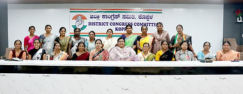 ಕೊಪ್ಪಳ ಜಿಲ್ಲಾ ಕಾಂಗ್ರೆಸ್​ ಕಾರ್ಯಾಲಯದಲ್ಲಿ ಜಿಲ್ಲಾಮಟ್ಟದ ಮಹಿಳಾ ಕಾಂಗ್ರೆಸ್​ ಕಾರ್ಯಕರಿ ಸಭೆ ಜರುಗಿತು. ಜಿಲ್ಲಾ ಮಹಿಳಾ ಕಾಂಗ್ರೆಸ್​ ಅಧ್ಯಕ್ಷೆ ಜ್ಯೋತಿ ಎಂ. ಗೊಂಡಬಾಳ, ಕೆಪಿಸಿಸಿ ವಕ್ತಾರೆ ಶೈಲಜಾ ಹಿರೇಮಠ, ಏಳು ತಾಲೂಕುಗಳ ಬ್ಲಾಕ್​ ಕಾಂಗ್ರೆಸ್​ ಅಧ್ಯಕ್ಷರಾದ ರೇಷ್ಮಾ ಖಾಜಾವಲಿ, ಗಂಗಮ್ಮ ಚಿಕೆನಕೊಪ್ಪ, ಸೌಮ್ಯ ಕಂದಗಲ್​, ಸಾವಿತ್ರಿ ಗೊಲ್ಲರ, ಶಕುಂತಲಾ ಹಿರೇಮಠ, ಗೋವರ್ಧನಮ್ಮ, ಪ್ರಮಿಳಾ ಇದ್ದರು.