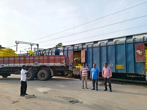 ಕೊಪ್ಪಳಕ್ಕೆ ಗುರುವಾರ ಬಂದ ರಸಗೊಬ್ಬರ ಅನ್​ಲೋಡ್​ ಮಾಡುತ್ತಿರುವುದು. 