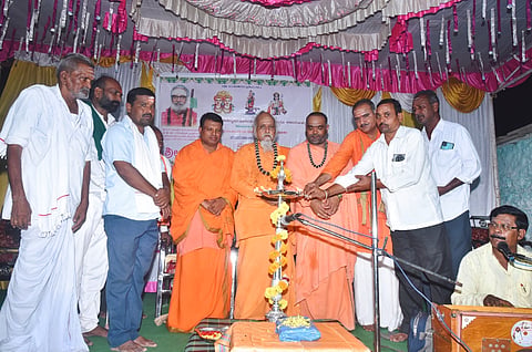  ಕಮಲಾಪುರ ತಾಲೂಕಿನ ಗೊಣಗಿಯಲ್ಲಿ ಹಮ್ಮಿಕೊಂಡಿದ್ದ ಮಹಾದಾಸೋಹಿ ಶ್ರೀ ಶರಣಬಸವೇಶ್ವರ ಪುರಾಣಕ್ಕೆ ಶ್ರೀ ಚಂದ್ರಗುಂಡ ಶಿವಾಚಾರ್ಯರು ಚಾಲನೆ ನೀಡಿದರು. ಶ್ರೀ ರೇವಣಸಿದ್ಧ ಶಿವಾಚಾರ್ಯ, ಶ್ರೀ ಅಭಿನವ ರಾಚೋಟೇಶ್ವರ ಶಿವಾಚಾರ್ಯ ಇತರರಿದ್ದರು.