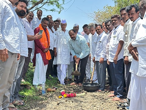 ನರೋಣಾದಲ್ಲಿ 2 ಕೋಟಿ ರೂ. ವೆಚ್ಚದ ರಸ್ತೆ ಕಾಮಗಾರಿಗೆ ಶಾಸಕ ಬಸವರಾಜ ಮತ್ತಿಮಡು ಚಾಲನೆ ನೀಡಿದರು. ಗಂಗಪ್ಪಗೌಡ ಪಾಟೀಲ್​, ಸಂಗಮೇಶ ವಾಲಿ, ಶಿವಕುಮಾರ ಪಾಟೀಲ್​, ದಿಲೀಪ್​ ಮೂಲಗೆ, ಬಾಬು ವಾಲಿ ಇತರರಿದ್ದರು.