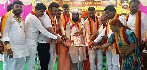 ಆಳಂದ ತಾಲೂಕಿನ ಭೂಸನೂರಿನಲ್ಲಿ ನಮ್ಮ ಕರ್ನಾಟಕ ಸೇನೆಯಿಂದ ಹಮ್ಮಿಕೊಂಡ ಗಡಿನಾಡು ಕನ್ನಡಿಗರ ಉತ್ಸವ ಸಮಾರಂಭವನ್ನು ಬಸವರಾಜ ಪಡುಕೋಟೆ ಉದ್ಘಾಟಿಸಿದರು. ಶ್ರೀ ಡಾ.ರಾಜಶೇಖರ ಶಿವಾಚಾರ್ಯ, ಶ್ರೀ ಹವಾ ಮಲ್ಲಿನಾಥ ಮಹಾರಾಜ, ಸಿದ್ಧೇಶ್ವರ ಹಿರೇಮಠ, ಗಣೇಶರಾವ ಕೇಸರ್ಕರ, ರಮೇಶ ಜಗತಿ ಇತರರಿದ್ದರು.