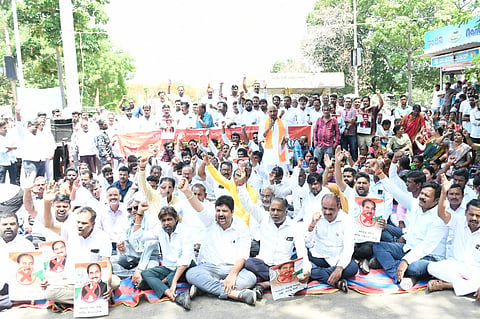 ಮಾಜಿ ಶಾಸಕ ದತ್ತಾತ್ರೇಯ ಪಾಟೀಲ್​ ರೇವೂರ್​ ಮೇಲಿನ ಸುಳ್ಳು ಎಫ್​ಐಆರ್​ ಖಂಡಿಸಿ ಬಿಜೆಪಿ ಕಾರ್ಯಕರ್ತರು, ಬಡಾವಣೆಗಳ ನಾಗರಿಕರು ಕಲಬುರಗಿ ರಾಮಮಂದಿರ ವೃತ್ತದ ಬಳಿ ಗುರುವಾರ ಬೃಹತ್​ ಪ್ರತಿಭಟನೆ ನಡೆಸಿದರು. ಮಲ್ಲು ಉದನೂರು, ರಾಜು ದೇವದುರ್ಗ, ಶ್ರೀನಿವಾಸ ದೇಸಾಯಿ, ಮಹಾದೇವ ಬೆಳಮಗಿ, ವಿಶ್ವನಾಥ ಸಾಲೀಮಠ್​, ಸುಂದರ ಕುಲಕರ್ಣಿ, ರಾಜು ವಾಡೇಕರ್​ ಇತರರಿದ್ದರು.