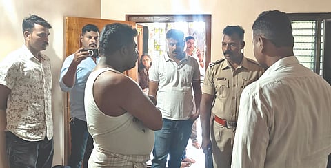  ಅಫಜಲಪುರದಲ್ಲಿ ರೌಡಿಶೀಟರ್​ ಮನೆಗಳಿಗೆ ಸಿಪಿಐ ಲಖನ್​ ಮಸಗುಪ್ಪಿ ದಿಢೀರ್​ ಭೇಟಿ ನೀಡಿ ಪರಿಶೀಲಿಸಿದ