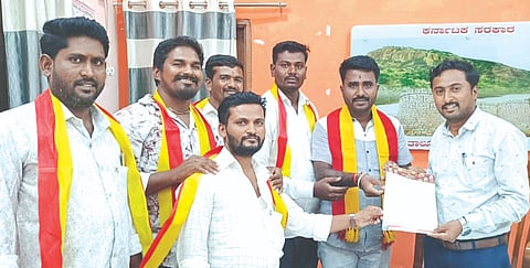 ದೋರನಹಳ್ಳಿ ಇಬ್ರಾಹಿಂಪುರ ಅಬ್ದುಲ್ ಬಾಷಾ ದರ್ಗಾ ಮತ್ತು ಇಬ್ರಾಹಿಂಪುರಗೆ ಸಂಪರ್ಕಿಸುವ ರಸ್ತೆಯಲ್ಲಿರುವ ಮುಳ್ಳುಕಂಟಿ ತೆರವುಗೊಳಿಸಬೇಕೆಂದು ಆಗ್ರಹಿಸಿ ಶಹಾಪುರ ತಹಸೀಲ್ದಾರ್‌ಗೆ ನಮ್ಮ ಕರ್ನಾಟಕ ಸೇನೆ ಕಾರ್ಯಕರ್ತರು ಮನವಿ ಸಲ್ಲಿಸಿದರು. ಜಿಲ್ಲಾ ಪ್ರಧಾನ ಸಂಚಾಲಕ ಅಂಬರೀಶ ತೆಲಗರ್, ತಾಲೂಕು ಘಟಕದ ಅಧ್ಯಕ್ಷ ಸಿದ್ದು ಪಟ್ಟೇದಾರ, ಶಶಿಪಾಲರೆಡ್ಡಿ ಪಾಟೀಲ್, ಸದ್ದಾಂ ಹುಸೇನ್ ಮಠ, ಸಾಹೇಬಗೌಡ ಮಾಲಿ ಪಾಟೀಲ್ ಇತರರಿದ್ದರು.